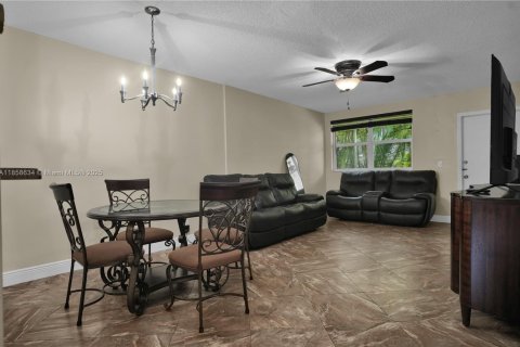 Condominio en venta en Hallandale Beach, Florida, 2 dormitorios, 128.76 m2 № 1889667 - foto 4