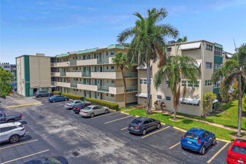 Condominio en venta en Hallandale Beach, Florida, 2 dormitorios, 128.76 m2 № 1889667 - foto 15