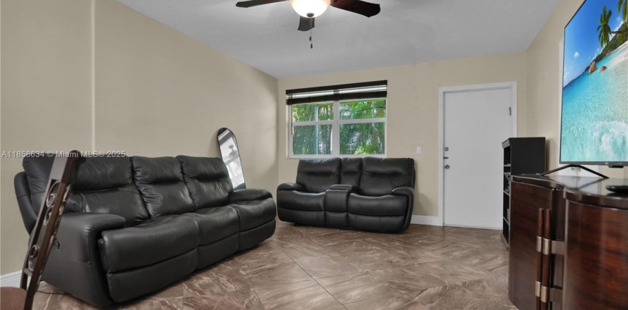 Condominio en Hallandale Beach, Florida, 2 dormitorios  № 1889667