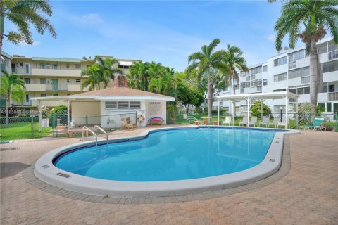 Condominio en venta en Hallandale Beach, Florida, 2 dormitorios, 128.76 m2 № 1889667 - foto 13