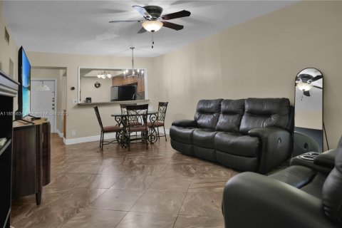 Condominio en venta en Hallandale Beach, Florida, 2 dormitorios, 128.76 m2 № 1889667 - foto 6