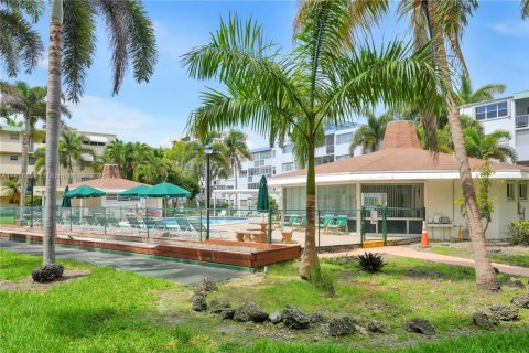 Condominio en venta en Hallandale Beach, Florida, 2 dormitorios, 128.76 m2 № 1889667 - foto 14