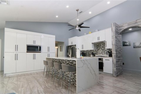 House in Haines City, Florida 4 bedrooms, 184.04 sq.m. № 2234473 - photo 4