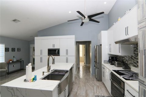 House in Haines City, Florida 4 bedrooms, 184.04 sq.m. № 2234473 - photo 5