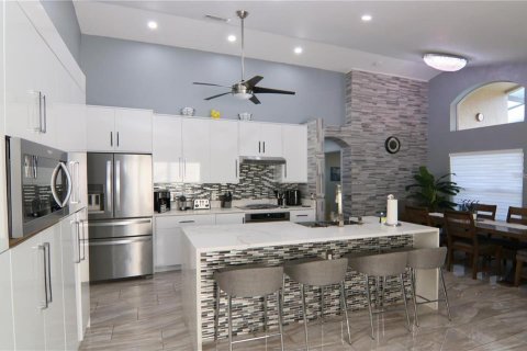 House in Haines City, Florida 4 bedrooms, 184.04 sq.m. № 2234473 - photo 2