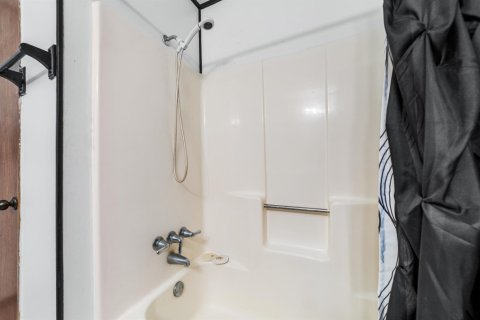 House in Okeechobee, Florida 3 bedrooms, 126.25 sq.m. № 2146947 - photo 25