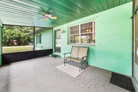 House in Okeechobee, Florida 3 bedrooms, 126.25 sq.m. № 2146947 - photo 4