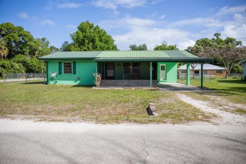 House in Okeechobee, Florida 3 bedrooms, 126.25 sq.m. № 2146947