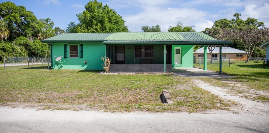 House in Okeechobee, Florida 3 bedrooms, 126.25 sq.m. № 2146947