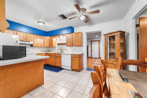 House in Okeechobee, Florida 3 bedrooms, 126.25 sq.m. № 2146947 - photo 9