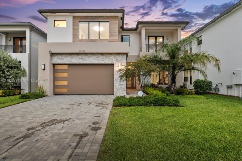 House in Boca Raton, Florida 5 bedrooms, 361.2 sq.m. № 1737582 - photo 1