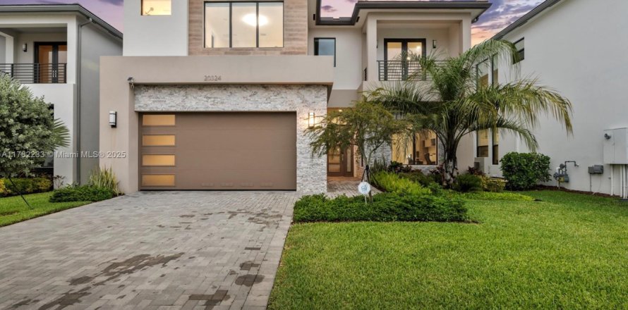 House in Boca Raton, Florida 5 bedrooms, 361.2 sq.m. № 1737582