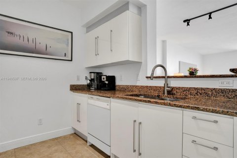 Condo in Miami, Florida, 1 bedroom  № 2052885 - photo 8