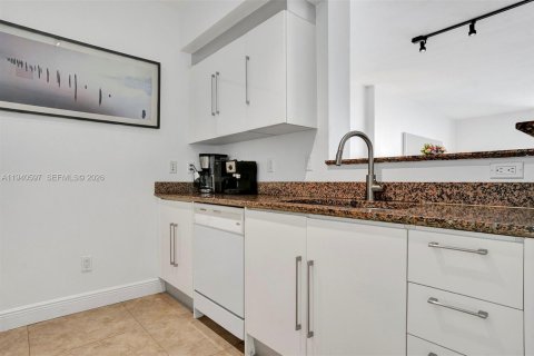 Condo in Miami, Florida, 1 bedroom  № 2052885 - photo 7