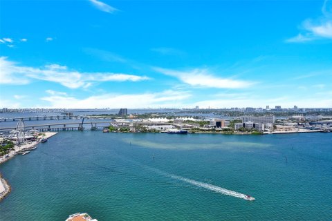 Condo in Miami, Florida, 1 bedroom  № 2052885 - photo 4