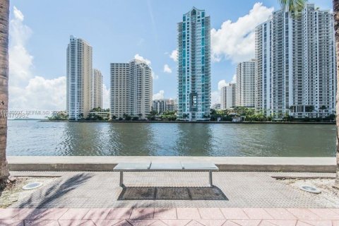 Condo in Miami, Florida, 1 bedroom  № 2052885 - photo 24