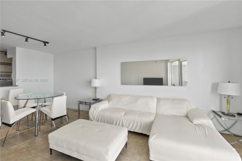 Condo in Miami, Florida, 1 bedroom  № 2052885 - photo 11