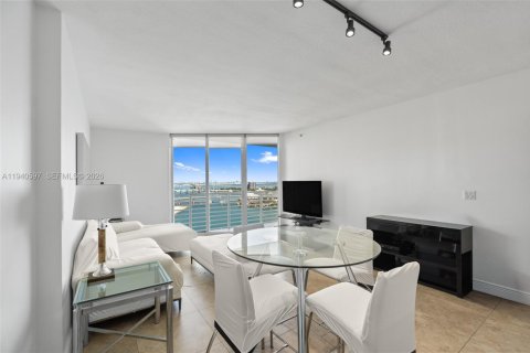Condo in Miami, Florida, 1 bedroom  № 2052885 - photo 16