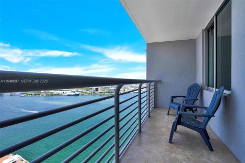 Condo in Miami, Florida, 1 bedroom  № 2052885 - photo 2