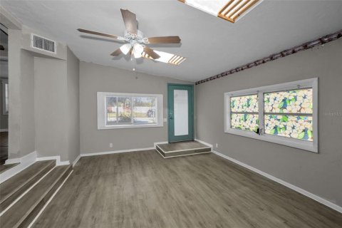 House in Tarpon Springs, Florida 3 bedrooms, 109.62 sq.m. № 2152346 - photo 5