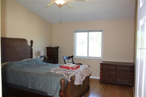 Townhouse in Kenneth City, Florida 3 bedrooms, 136.1 sq.m. № 1917289 - photo 11