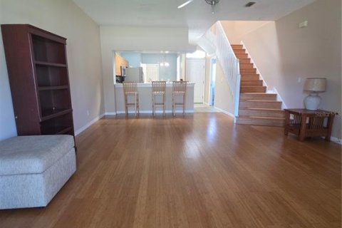 Townhouse in Kenneth City, Florida 3 bedrooms, 136.1 sq.m. № 1917289 - photo 2