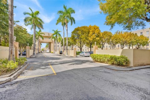 Copropriété à vendre à Hialeah, Floride: 2 chambres, 95.69 m2 № 2032063 - photo 4