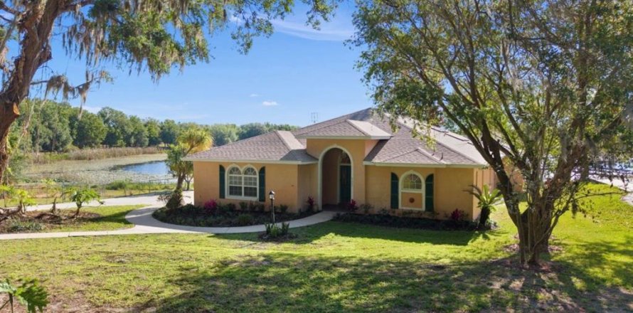 House in Clermont, Florida 3 bedrooms, 221.39 sq.m. № 2098409