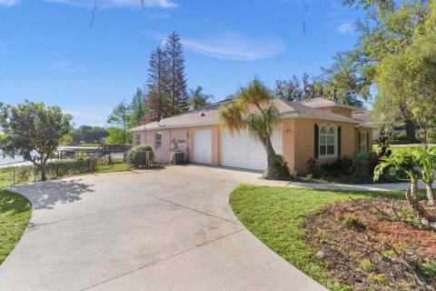 House in Clermont, Florida 3 bedrooms, 221.39 sq.m. № 2098409 - photo 3