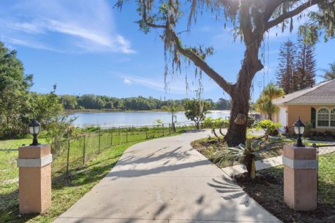House in Clermont, Florida 3 bedrooms, 221.39 sq.m. № 2098409 - photo 2