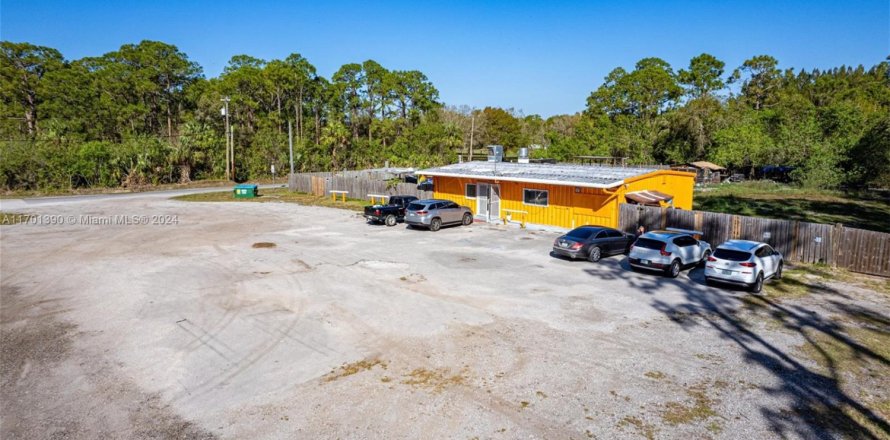 Propiedad comercial en St. Lucie, Florida № 1940251