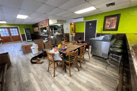 Propiedad comercial en venta en St. Lucie, Florida № 1940251 - foto 19