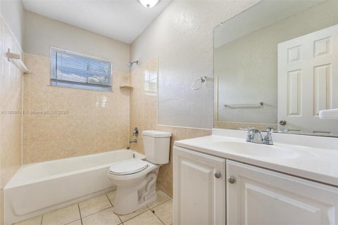 House in Boca Raton, Florida 3 bedrooms, 102.75 sq.m. № 1865224 - photo 12