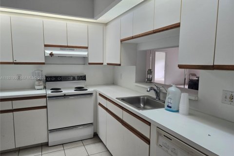 Condo in Pembroke Pines, Florida, 2 bedrooms  № 1983813 - photo 1