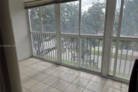 Condo in Pembroke Pines, Florida, 2 bedrooms  № 1983813 - photo 3