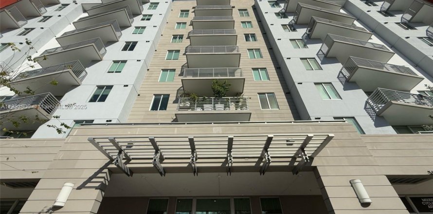 Кондоминиум с 2 спальнями в Дорал, Флорида № 1945220