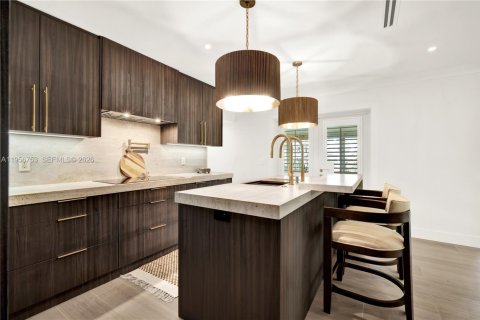 House in Coral Gables, Florida 3 bedrooms, 204.01 sq.m. № 2010656 - photo 2