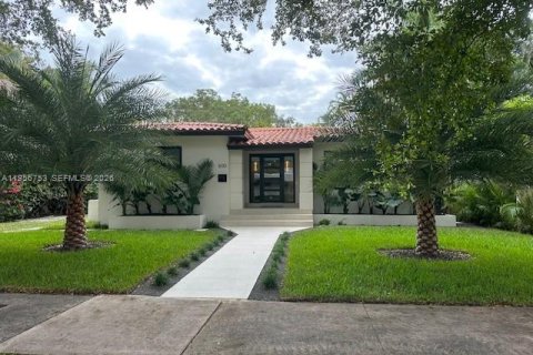 House in Coral Gables, Florida 3 bedrooms, 204.01 sq.m. № 2010656 - photo 17