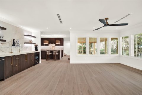 House in Coral Gables, Florida 3 bedrooms, 204.01 sq.m. № 2010656 - photo 14