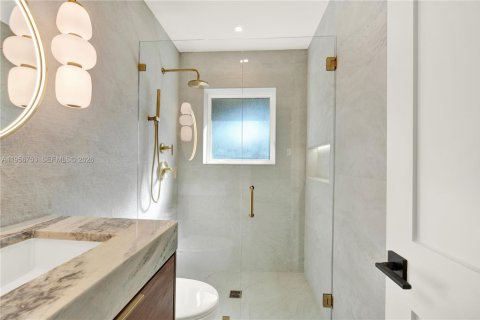 House in Coral Gables, Florida 3 bedrooms, 204.01 sq.m. № 2010656 - photo 30