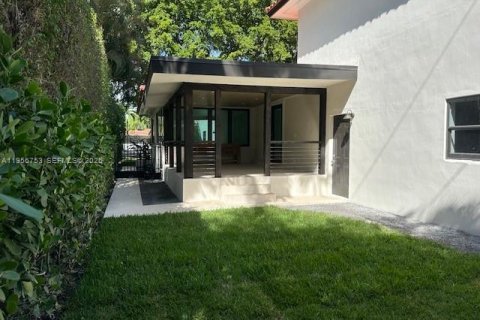 House in Coral Gables, Florida 3 bedrooms, 204.01 sq.m. № 2010656 - photo 22