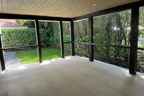 House in Coral Gables, Florida 3 bedrooms, 204.01 sq.m. № 2010656 - photo 23