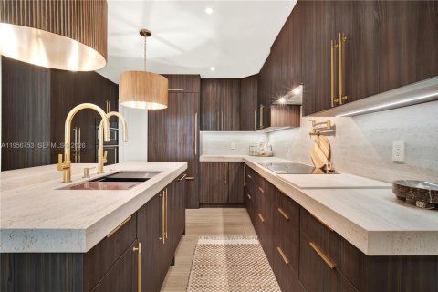 House in Coral Gables, Florida 3 bedrooms, 204.01 sq.m. № 2010656