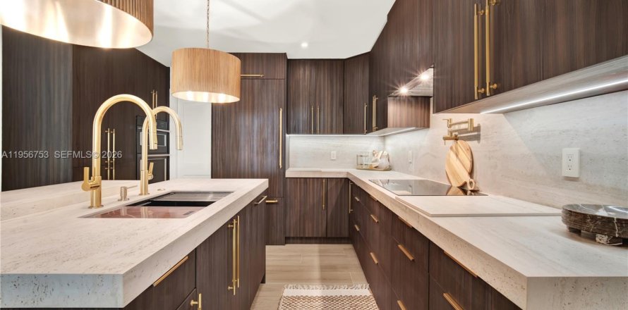 House in Coral Gables, Florida 3 bedrooms, 204.01 sq.m. № 2010656