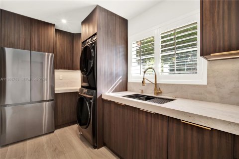 House in Coral Gables, Florida 3 bedrooms, 204.01 sq.m. № 2010656 - photo 8