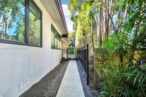 House in Coral Gables, Florida 3 bedrooms, 204.01 sq.m. № 2010656 - photo 21