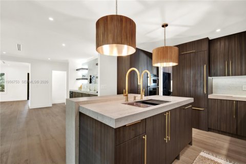 House in Coral Gables, Florida 3 bedrooms, 204.01 sq.m. № 2010656 - photo 7