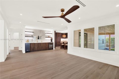 House in Coral Gables, Florida 3 bedrooms, 204.01 sq.m. № 2010656 - photo 11