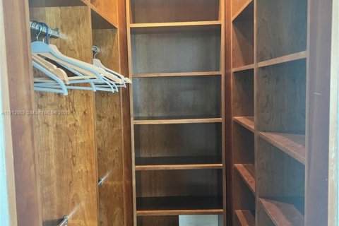 Condominio en alquiler en Miami, Florida, 2 dormitorios, 91.97 m2 № 1969064 - foto 4