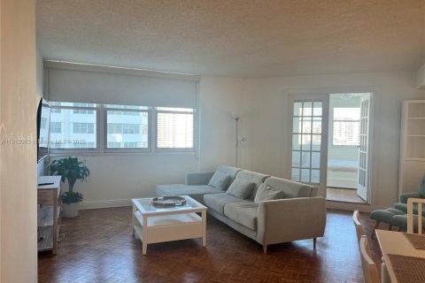 Condominio en alquiler en Miami, Florida, 2 dormitorios, 91.97 m2 № 1969064 - foto 2